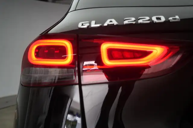Mercedes-Benz GLA view 12