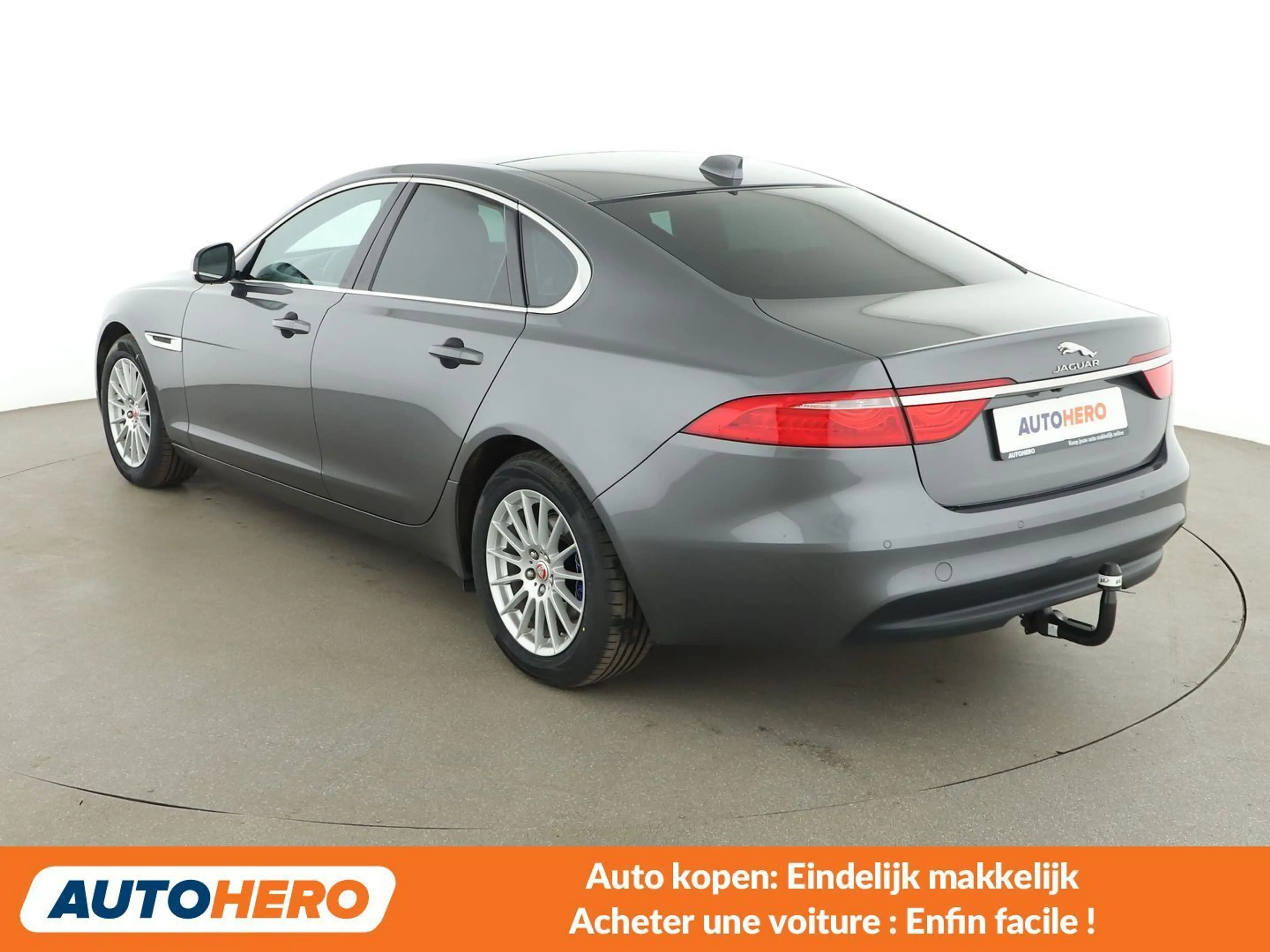 Jaguar XF 20d Prestige — photo 4