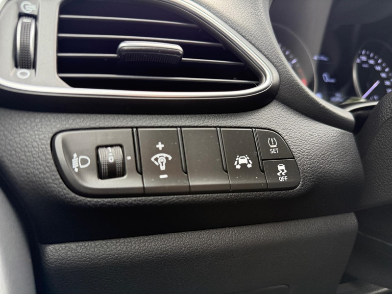 Hyundai i30 1.4T Kombi Passion+ Panodach Navi PDC SHZ Klimaaut — photo 18