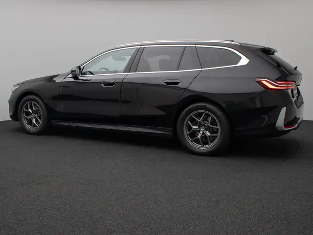 BMW 5 Series view 10