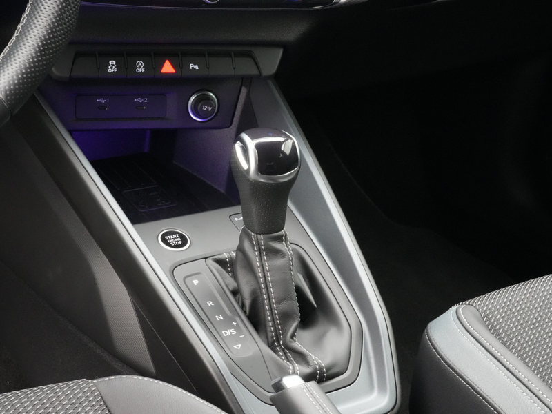 Audi A1 S line VIRT NAVI SHZ KAM LED PDC — photo 6
