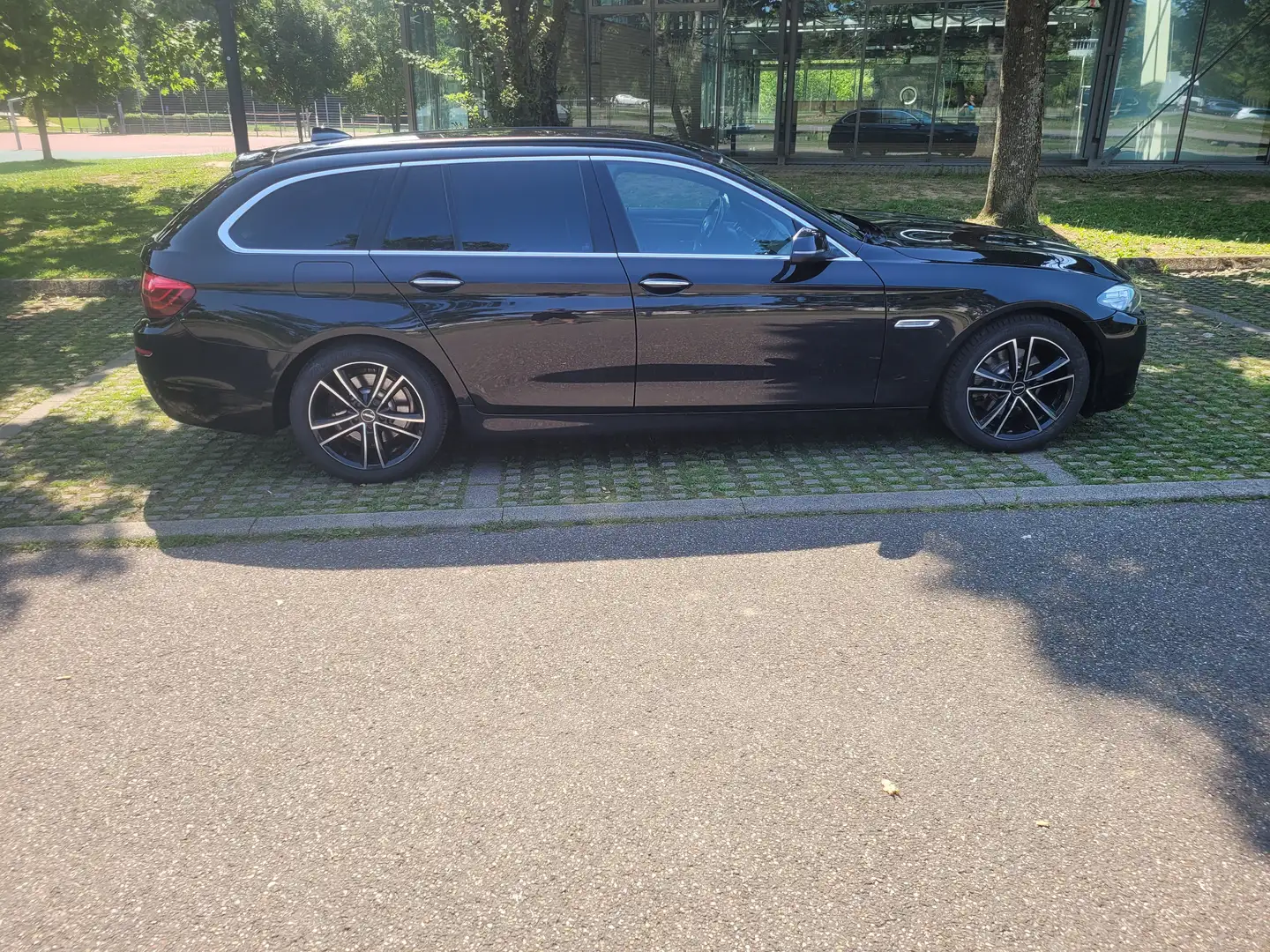 BMW 520 520d Touring Aut. Schwarz - 1