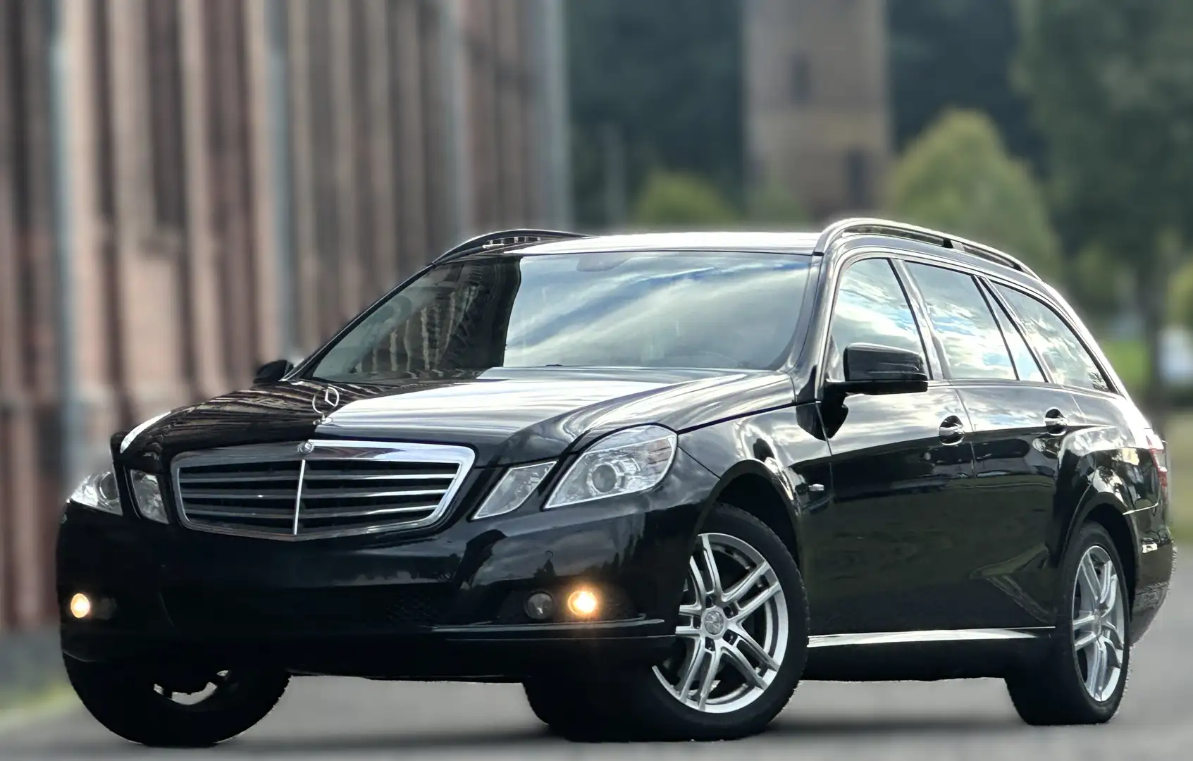 Mercedes-Benz E 200 E 200 CGI T-Modell BlueEfficiency Navi SHZ PDC Schwarz - 1