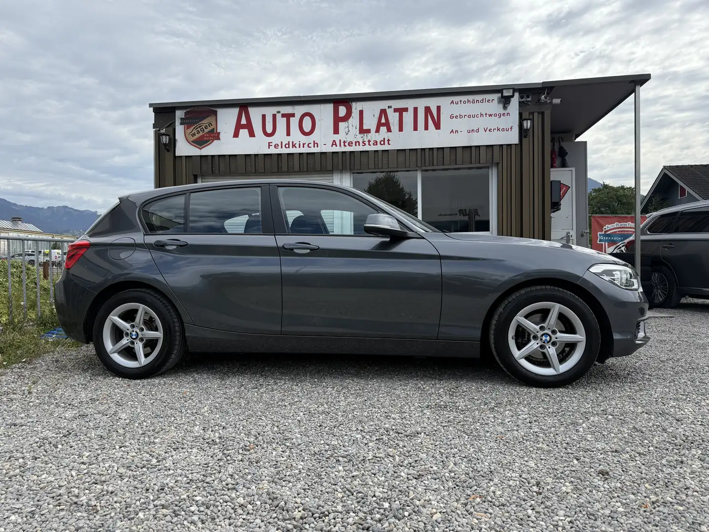 BMW 118 118d Urban Line Aut. Grau - 2