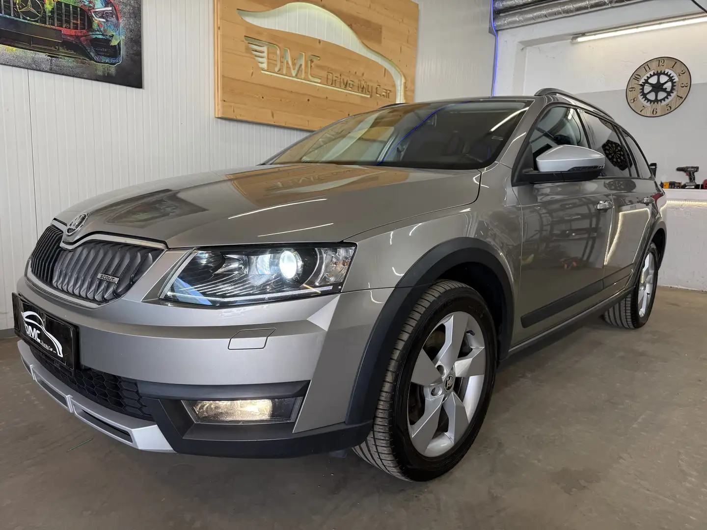 Skoda Octavia Octavia Combi 2,0 TDI 4x4 Scout DSG Scout Grau - 2