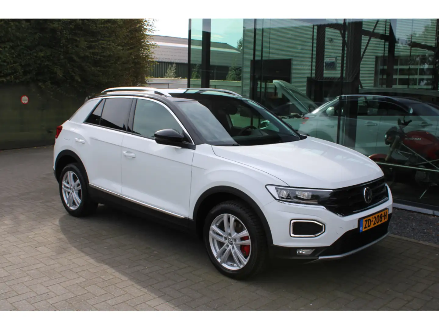 Volkswagen T-Roc 2.0 TSI 4Motion Sport Automaat Wit - 2