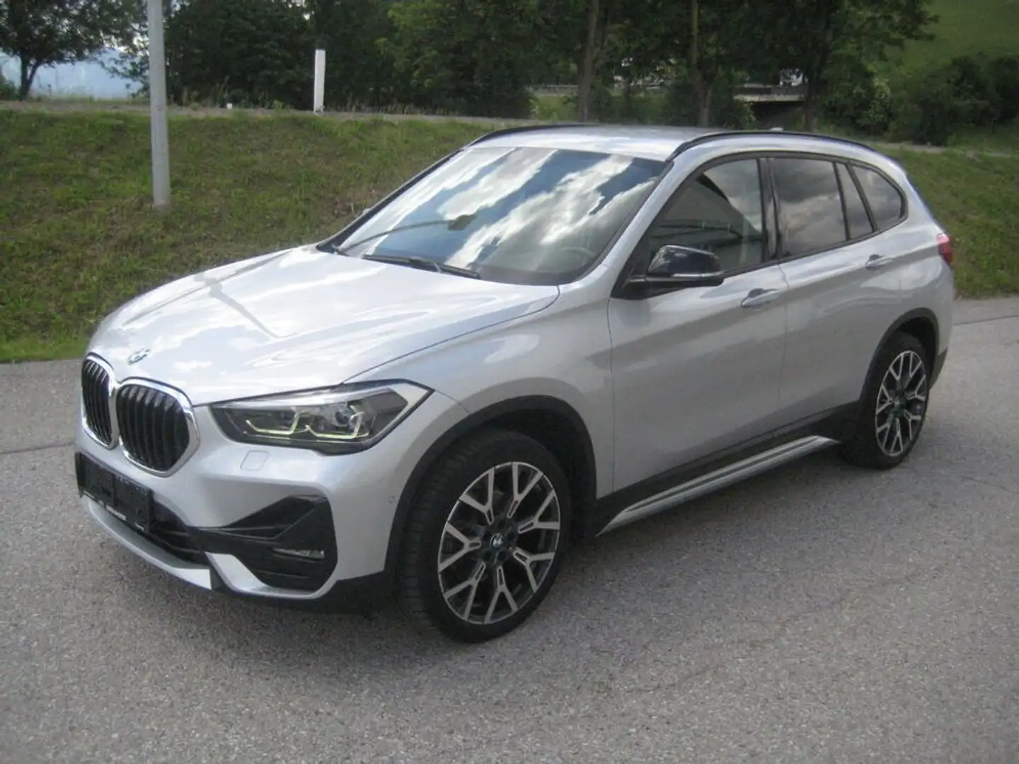 BMW X1 xDrive18d Sport Line, Navi, LED, Kammera, Silber - 1