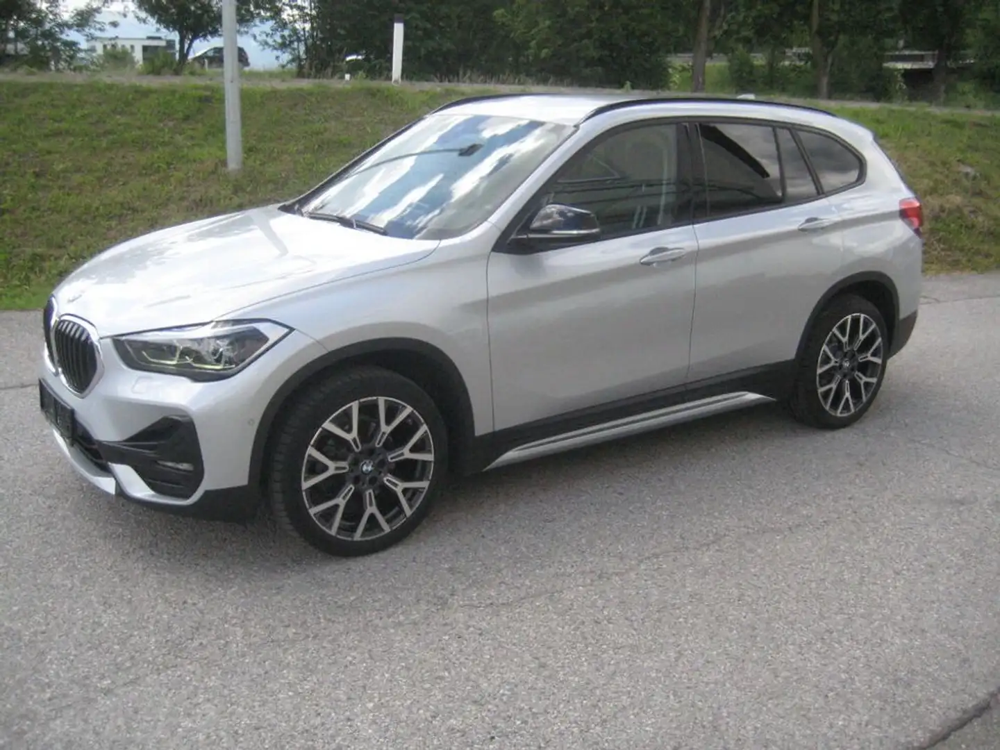 BMW X1 xDrive18d Sport Line, Navi, LED, Kammera, Silber - 2