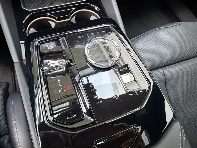 BMW 5 Series view 11