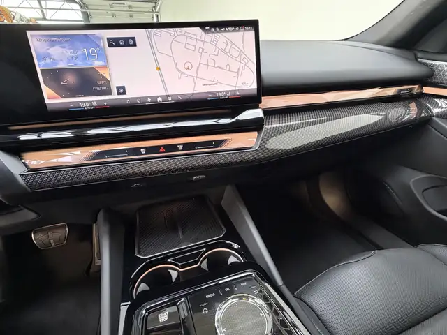 BMW 5 Series view 9