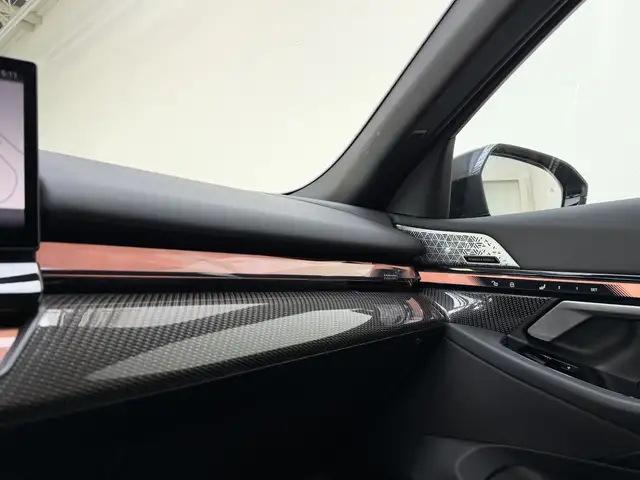 BMW 5 Series view 10