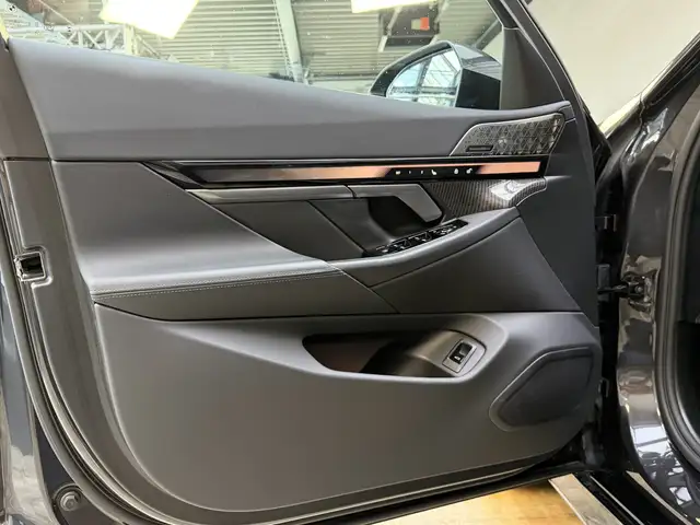 BMW 5 Series view 15