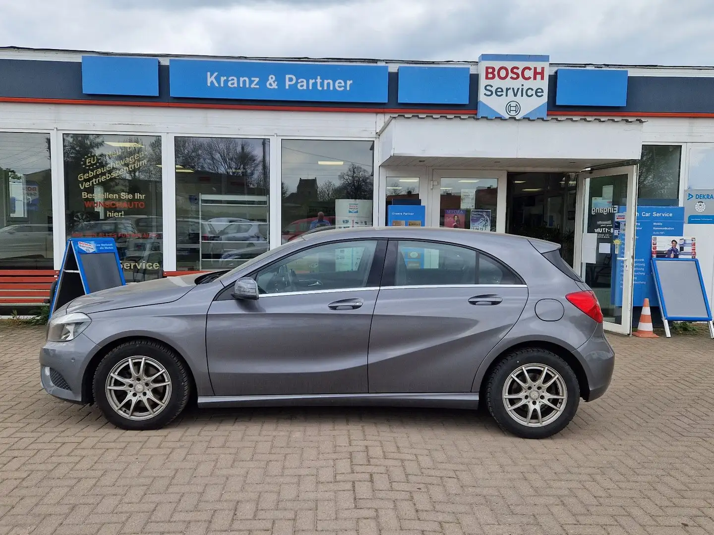 Mercedes-Benz A 180 A -Klasse A 180 BlueEfficiency, Navi,BT,CD Grau - 1