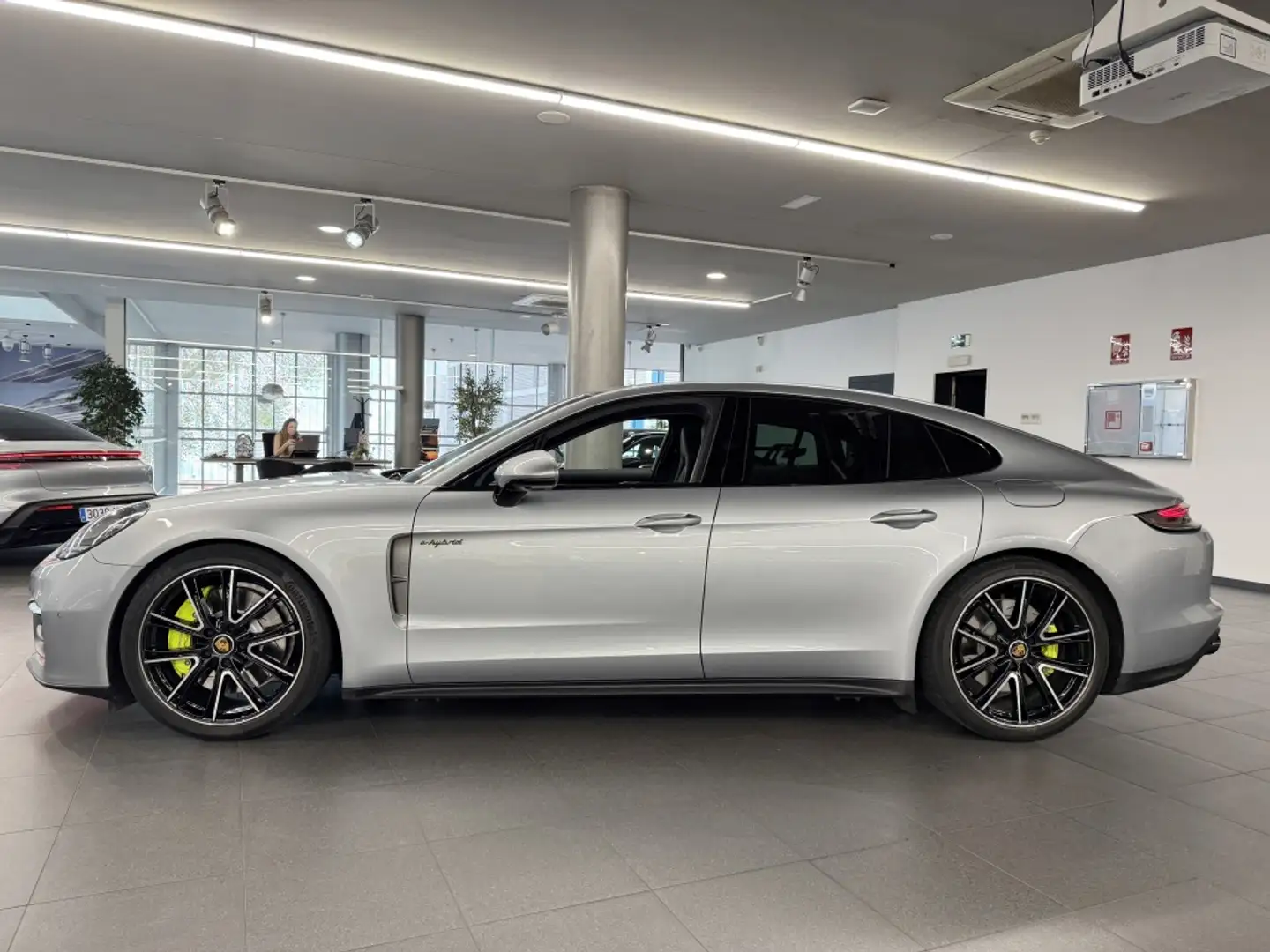 Porsche Panamera 4 E-Hybrid Platinum Edition Aut. Plateado - 2