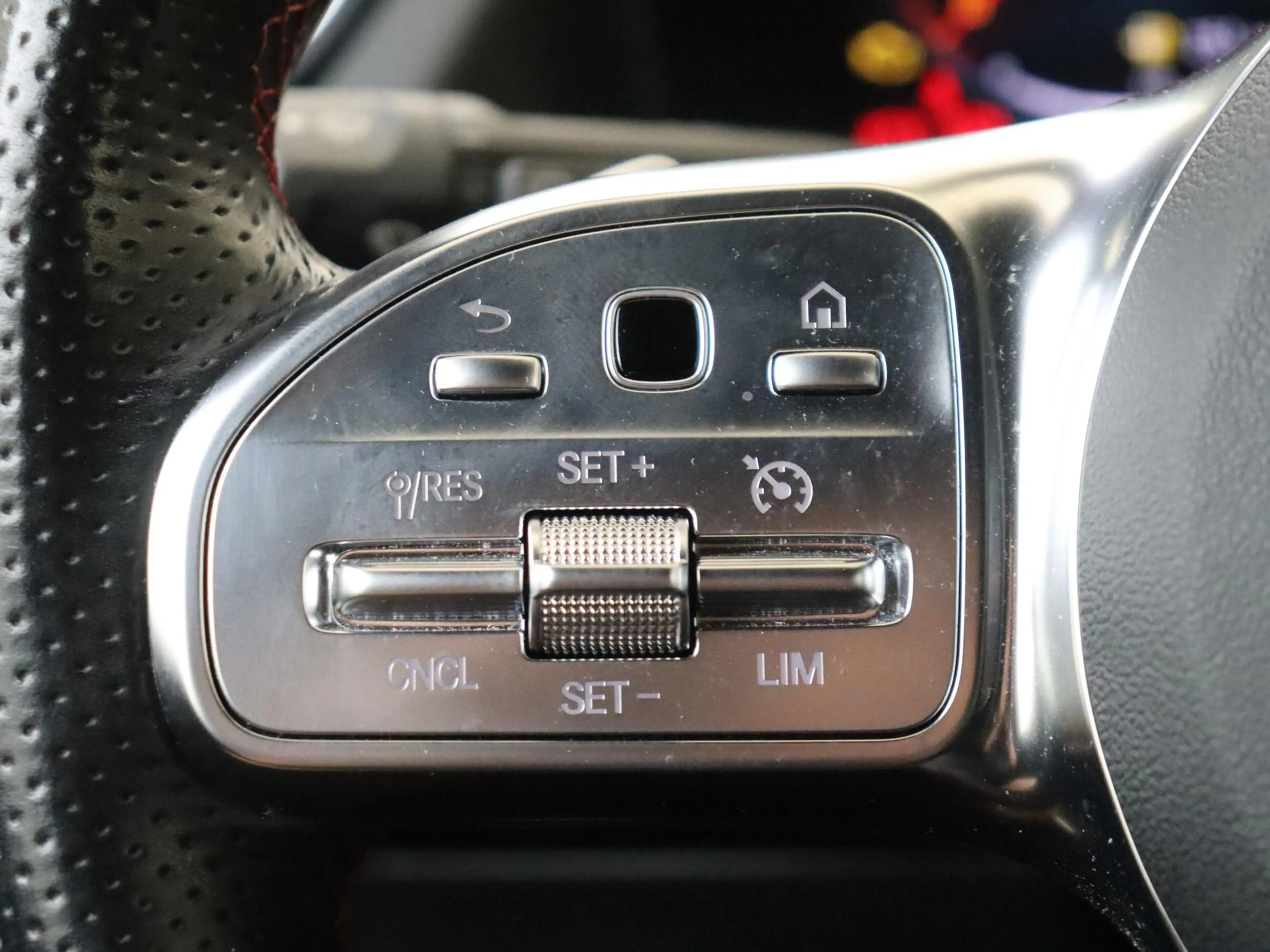 Mercedes-Benz GLA 180 AMG Line / Panaromadak / Achteruitrijcamera / Nigh — photo 13