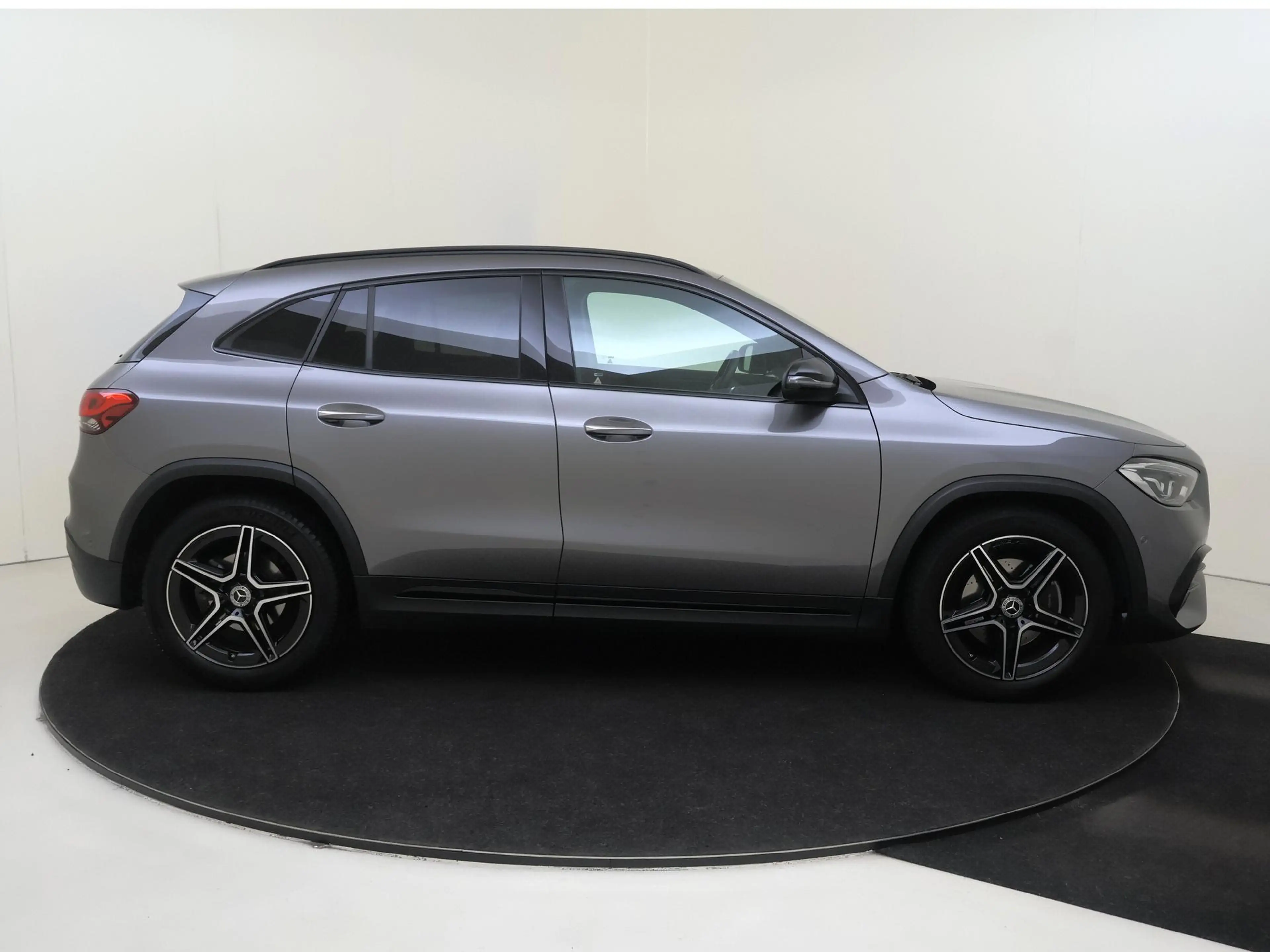 Mercedes-Benz GLA 180 AMG Line / Panaromadak / Achteruitrijcamera / Nigh — photo 9
