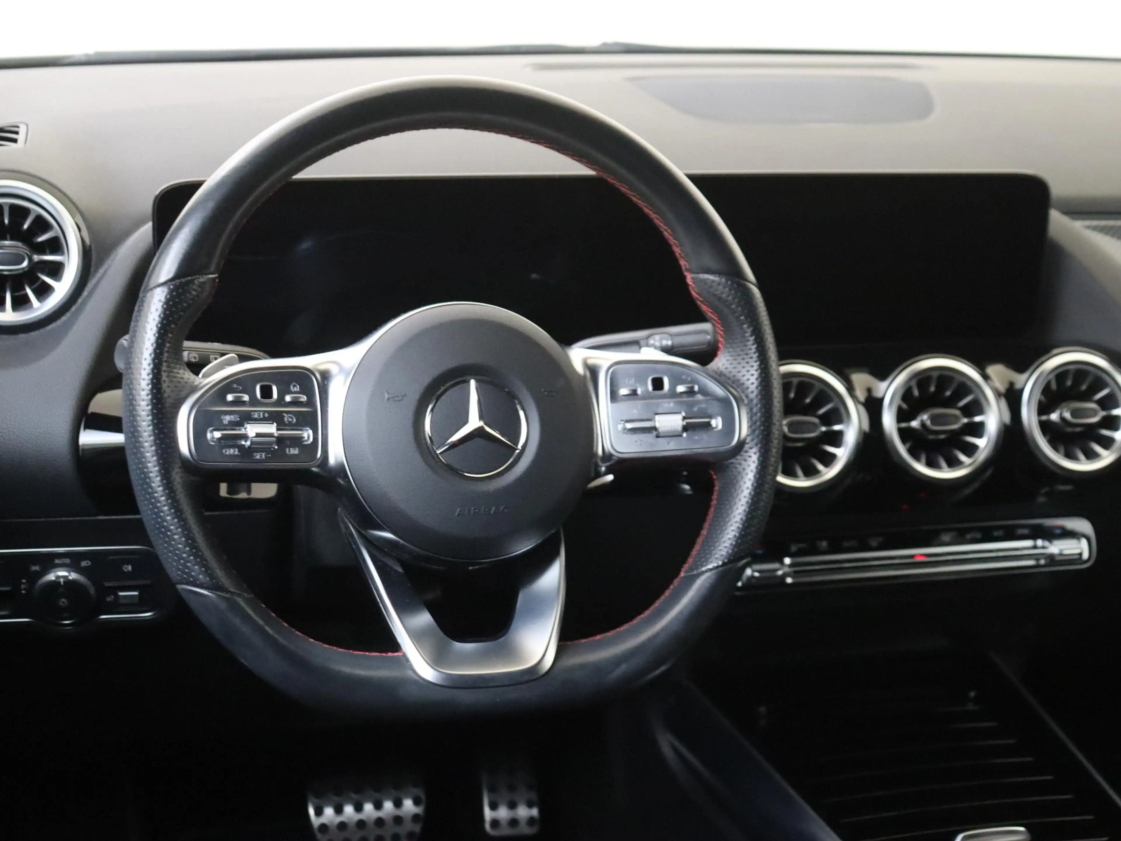 Mercedes-Benz GLA 180 AMG Line / Panaromadak / Achteruitrijcamera / Nigh — photo 10