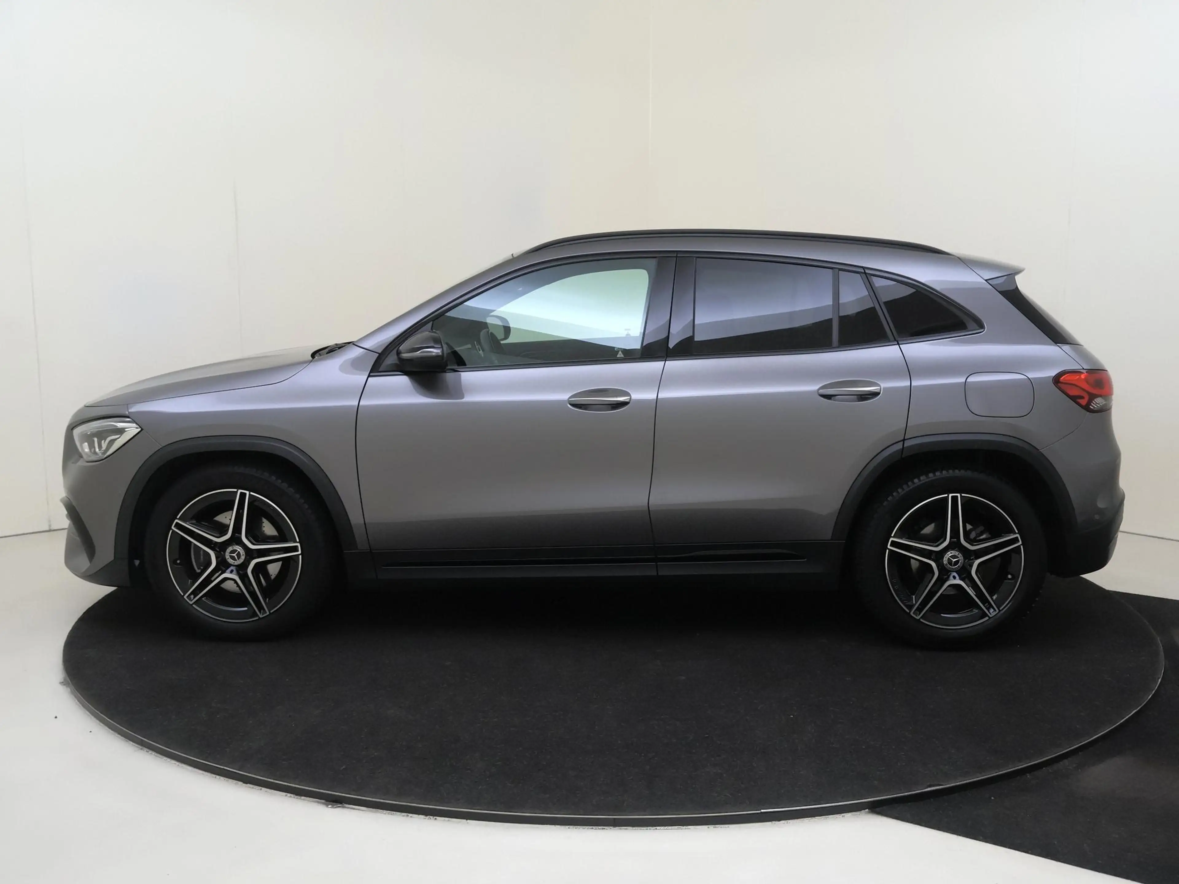 Mercedes-Benz GLA 180 AMG Line / Panaromadak / Achteruitrijcamera / Nigh — photo 8