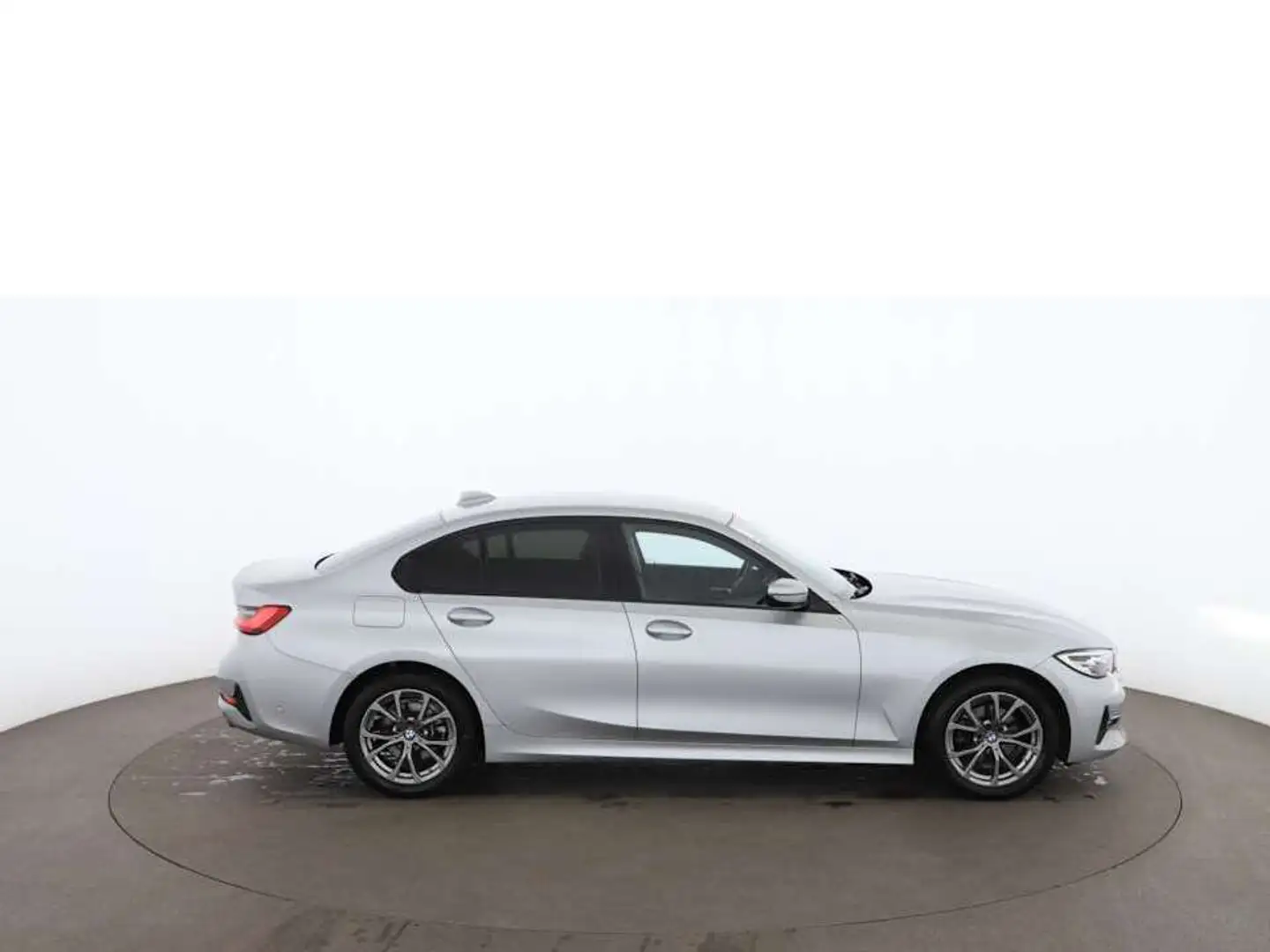 BMW 318 d Sport Line Aut LED NAV LEDER ASSIST TEMPOMAT Srebrny - 2