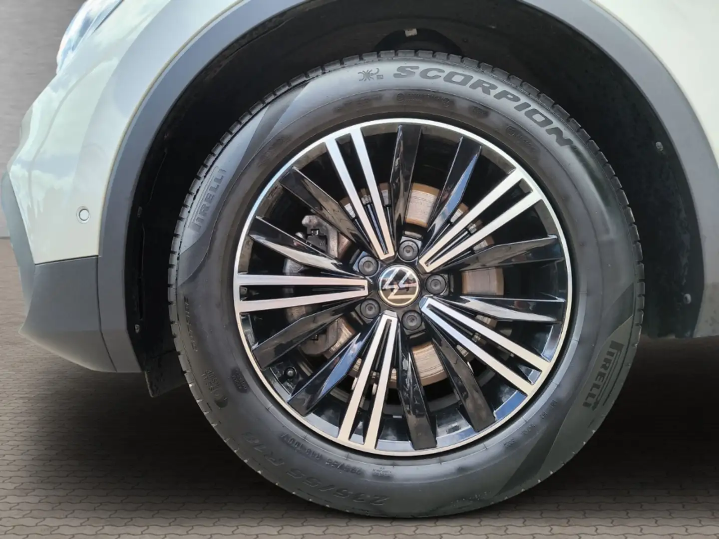 Volkswagen Tiguan 2.0 TSI DSG Move 4Motion OPF AHK-klappbar Navi Zilver - 2