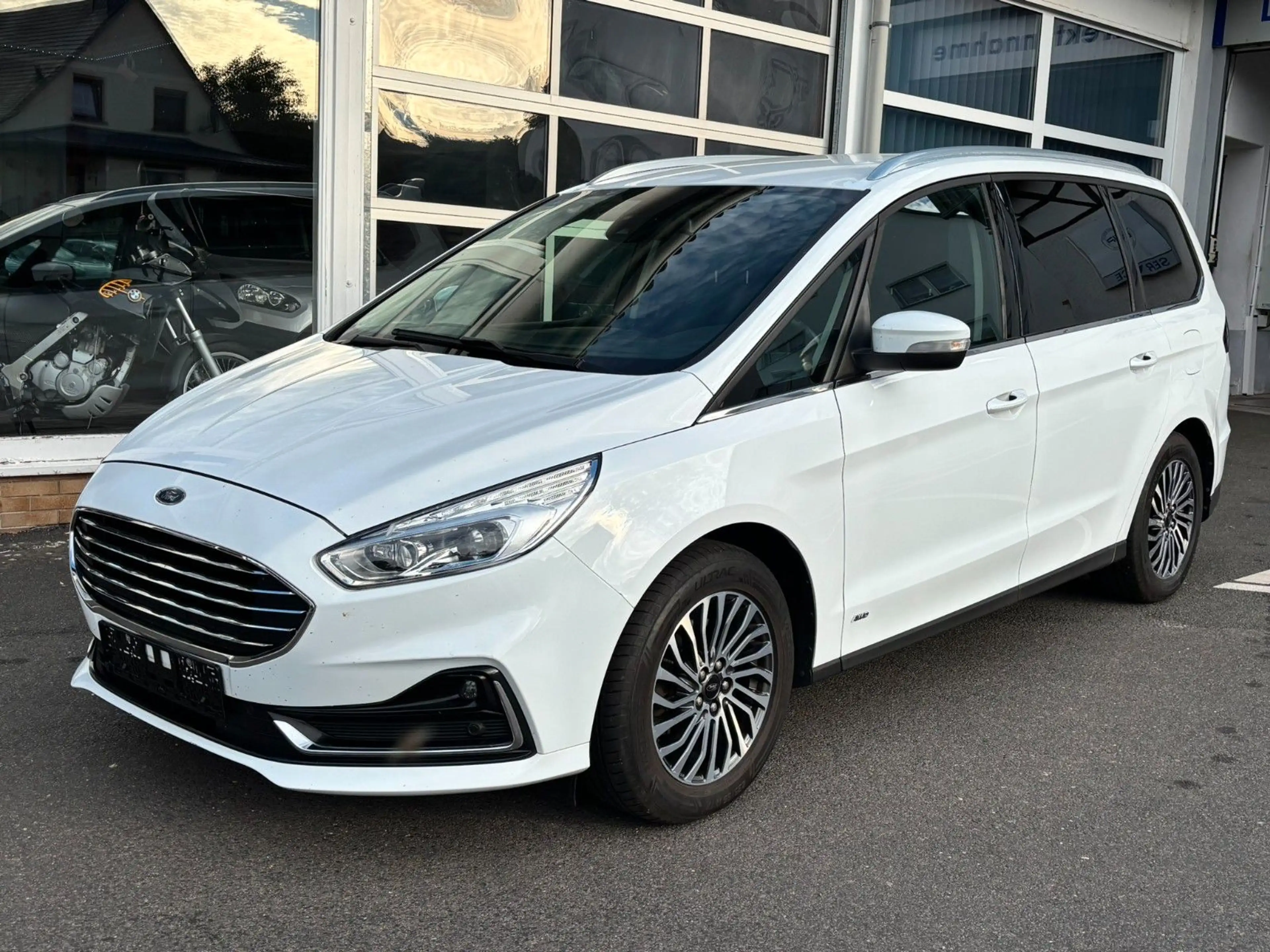 Ford Galaxy Titanium AWD AHK 7-Sitze LED 190PS