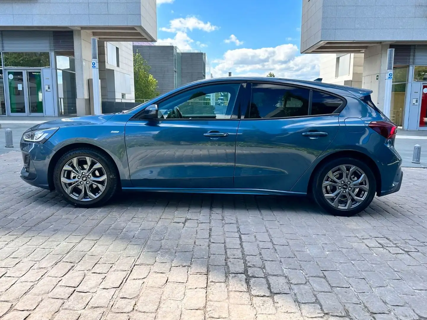 Ford Focus 1.0 Ecoboost MHEV ST-Line Design SIP 125 Blau - 2
