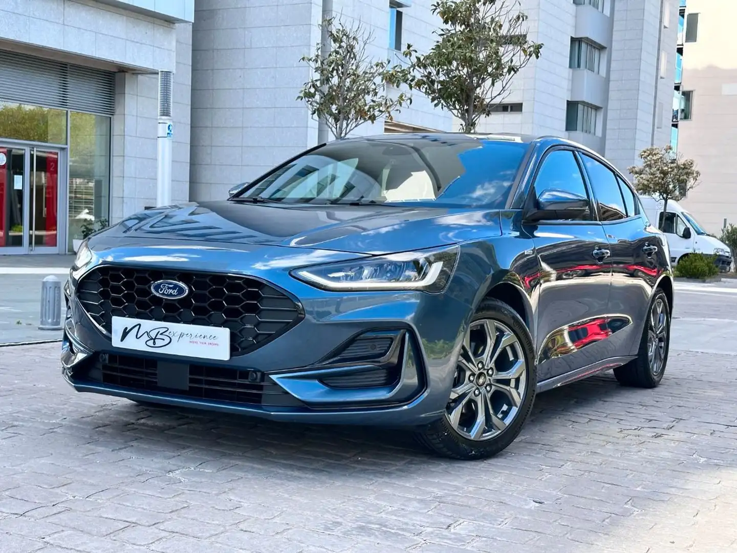 Ford Focus 1.0 Ecoboost MHEV ST-Line Design SIP 125 Blau - 1