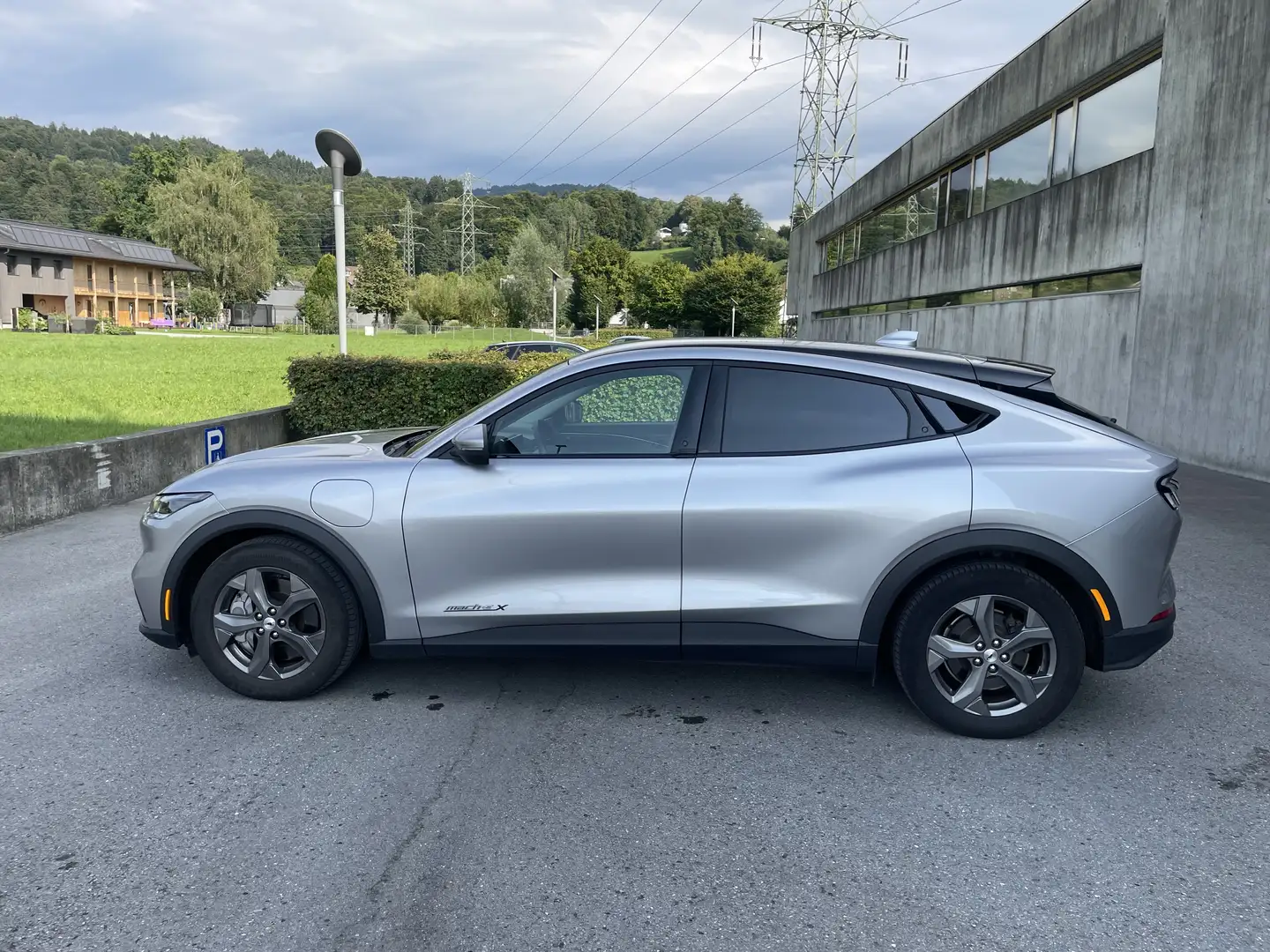 Ford Mustang Mach-E Mustang Mach-E Elektro 98,7KW Extended Range Stříbrná - 1