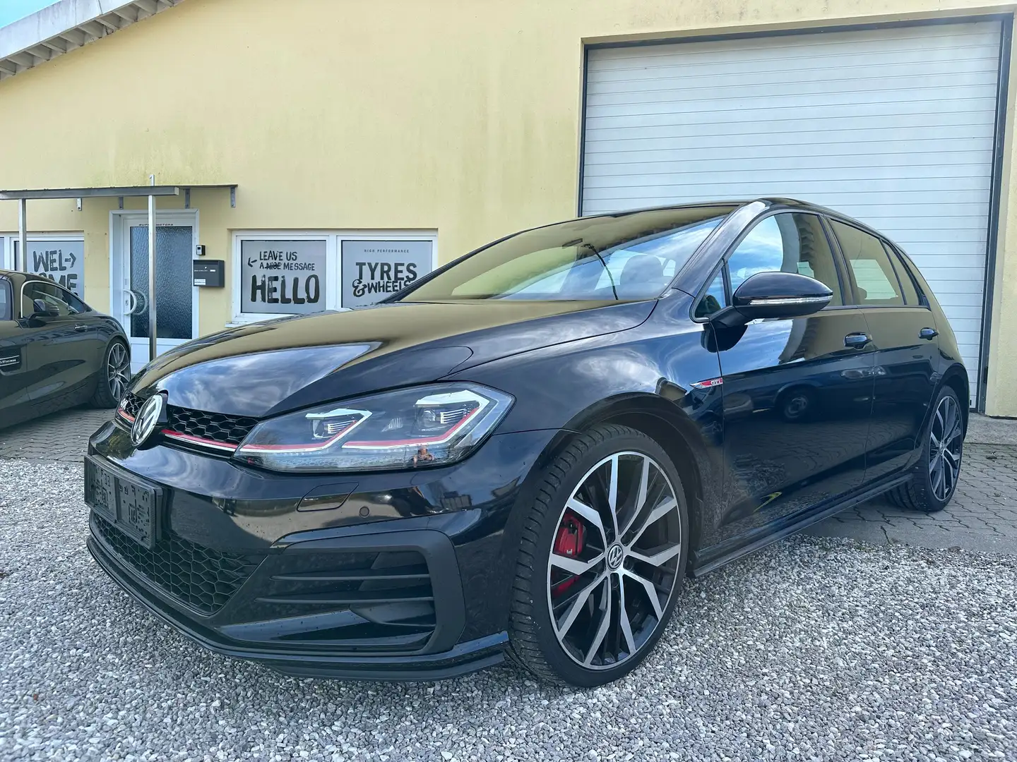 Volkswagen Golf GTI Performance 2,0 TSI DSG *** Schwarz - 1