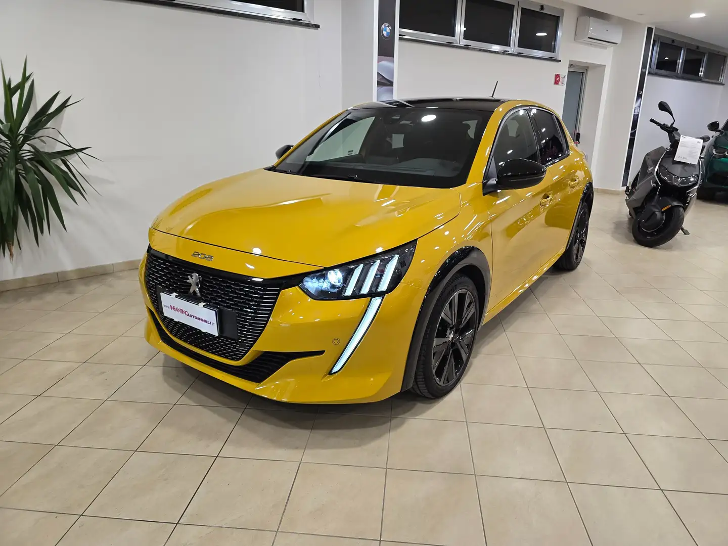 Peugeot 208 1.2 100 cv puretech GT s Cambio Aut. EAT8 Full opt Geel - 2