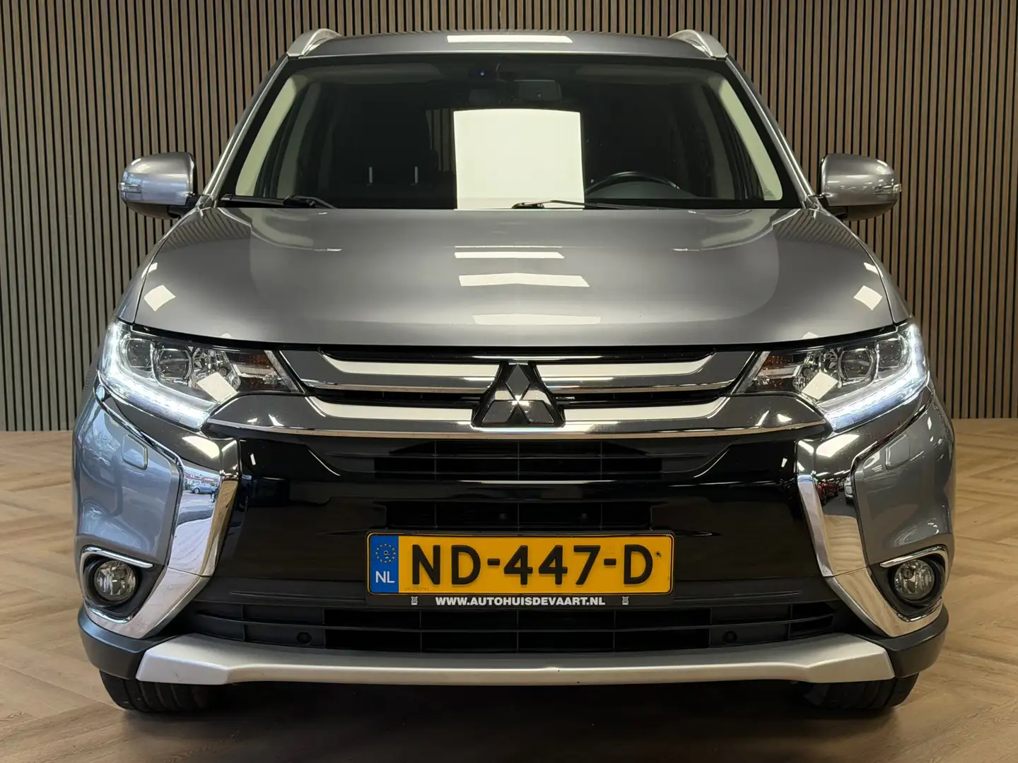 Mitsubishi Outlander 2.0 Executive Edition 7 PERS AUT. TREKHAAK KEYLESS Grijs - 2