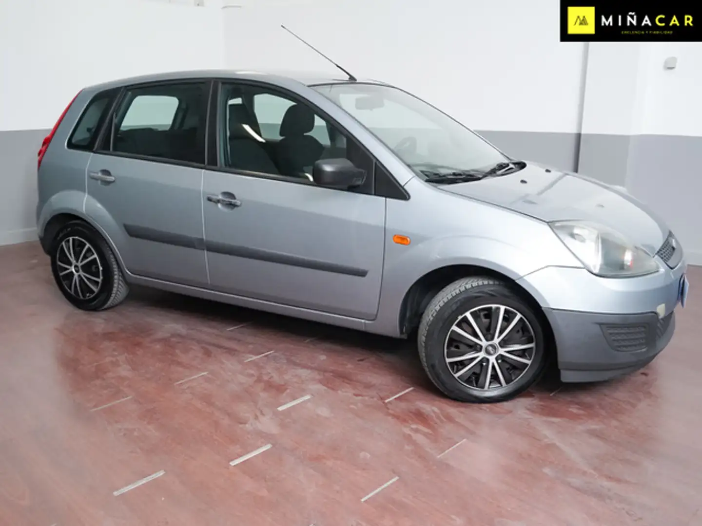 Ford Fiesta 1.3 Ambiente Gri - 2