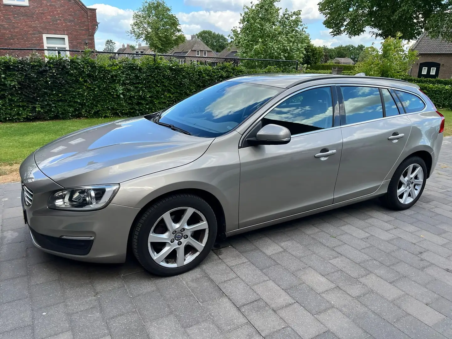 Volvo V60 V60 1.6 D2 R-Design Grijs - 1