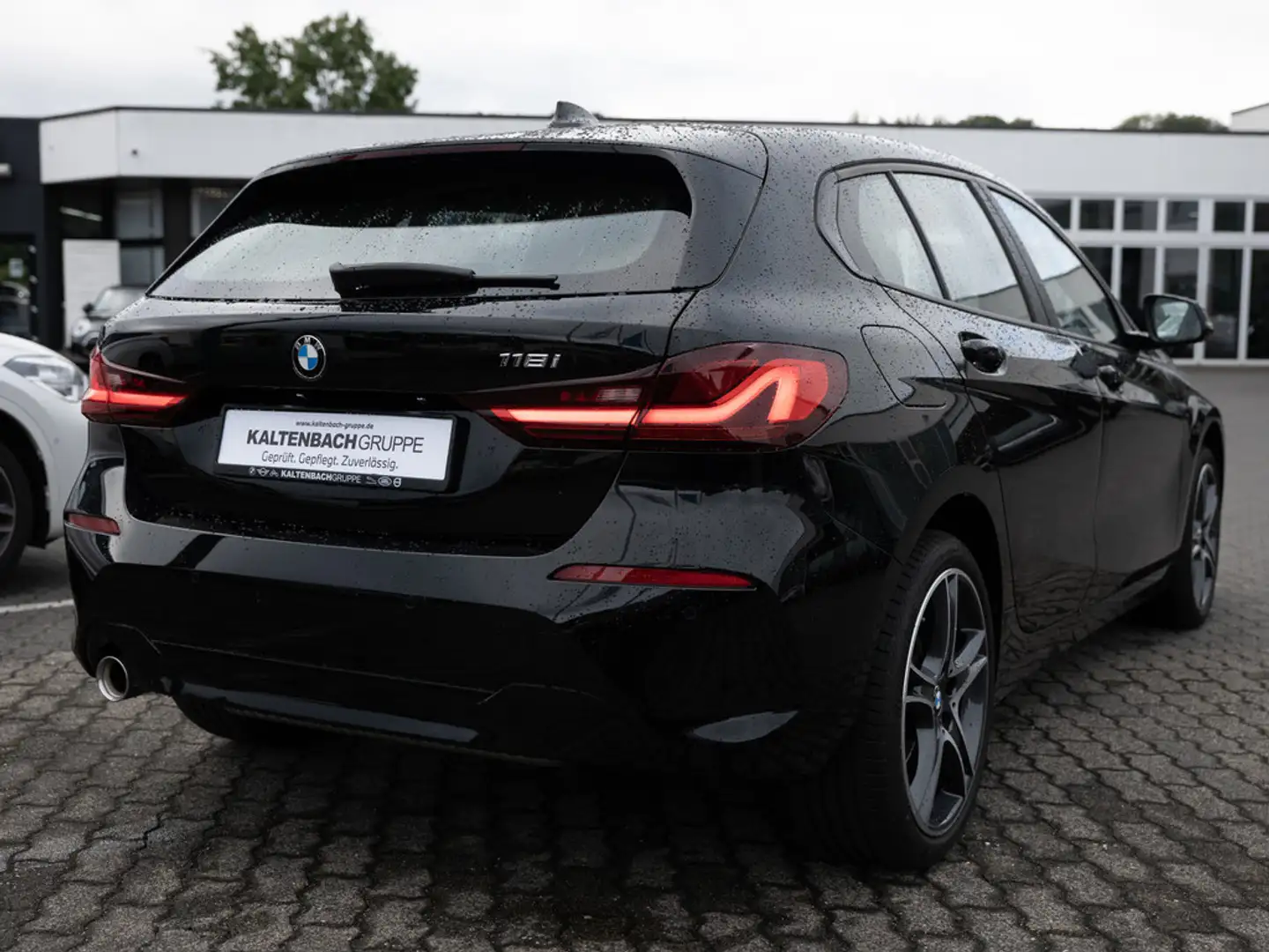 BMW 118 i Advantage LED PDC SITZHEIZUNG NAVI W-LAN Schwarz - 2