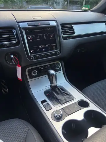 Volkswagen Touareg view 13