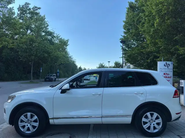 Volkswagen Touareg view 2