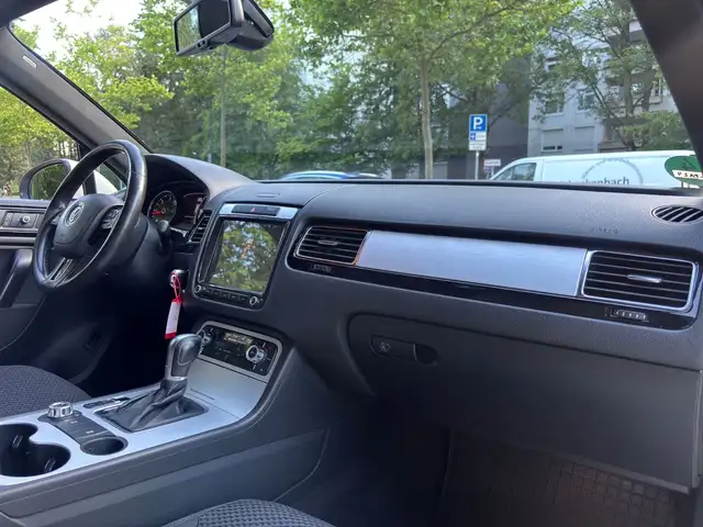 Volkswagen Touareg view 22