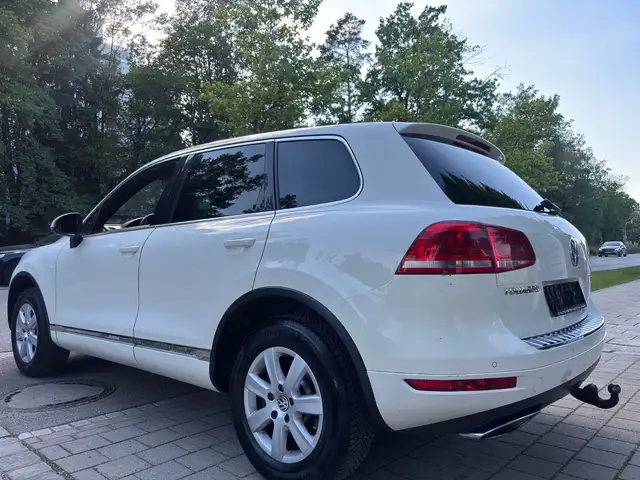 Volkswagen Touareg view 3
