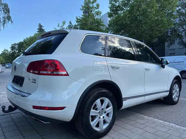 Volkswagen Touareg view 5