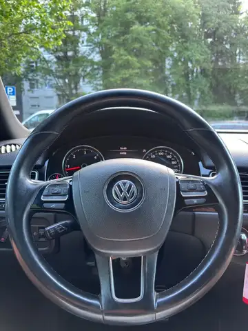 Volkswagen Touareg view 14