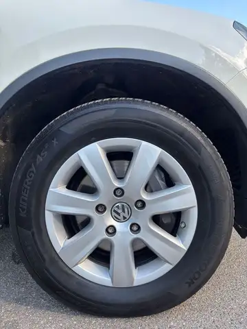 Volkswagen Touareg view 9