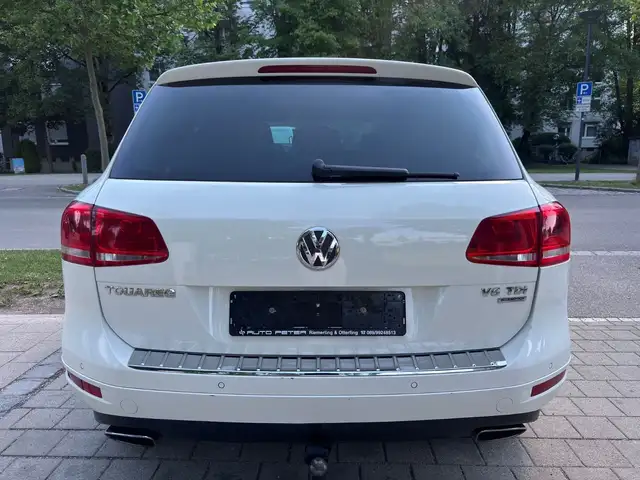 Volkswagen Touareg view 4