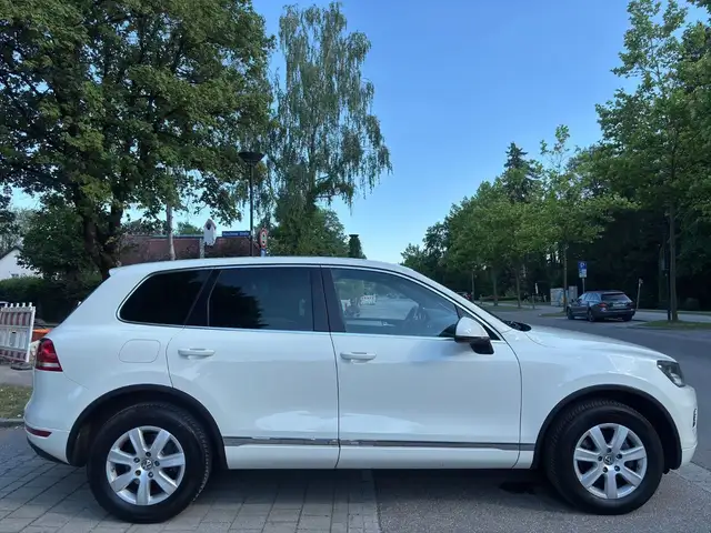 Volkswagen Touareg view 6