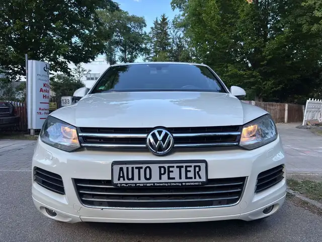 Volkswagen Touareg view 8