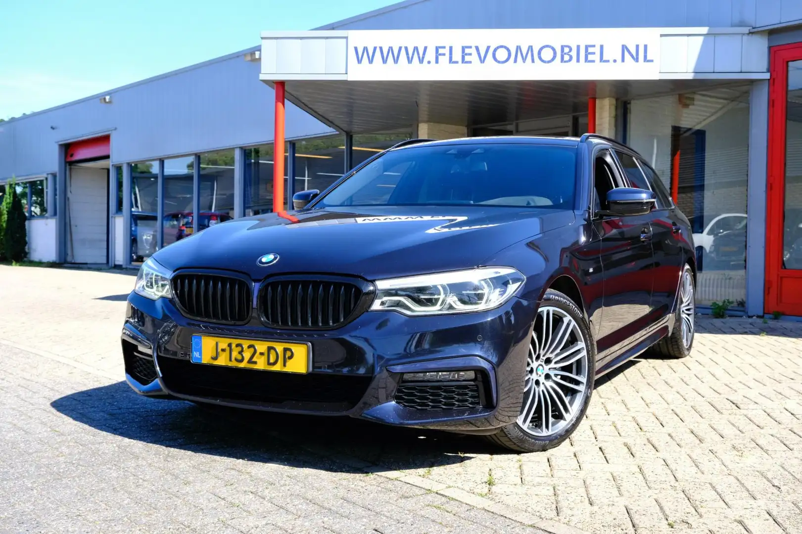 BMW 520 5-serie Touring 520d 190pk M Sport Aut. Pano|Sport Zwart - 1