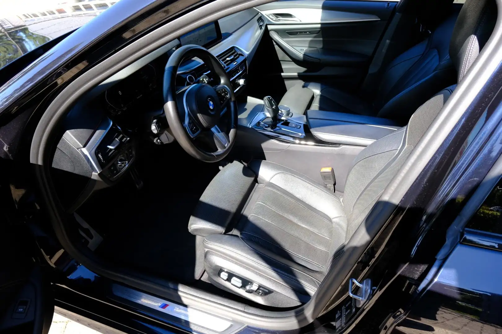 BMW 520 5-serie Touring 520d 190pk M Sport Aut. Pano|Sport Zwart - 2