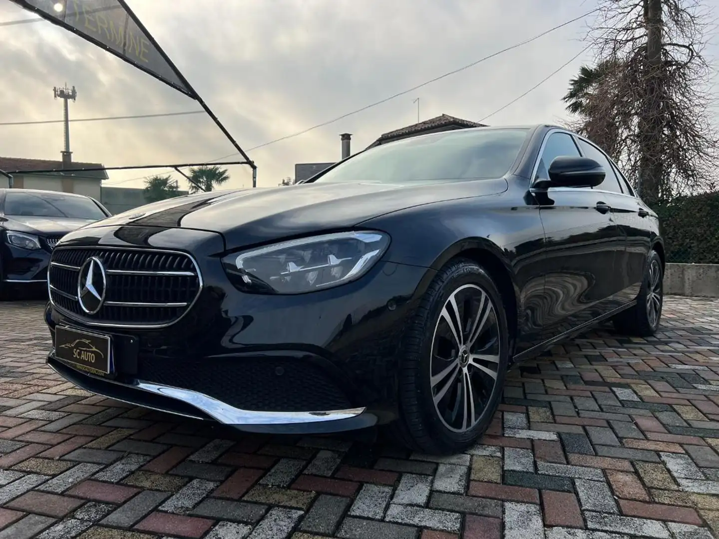 Mercedes-Benz E 220 d Auto  Sport Zwart - 1