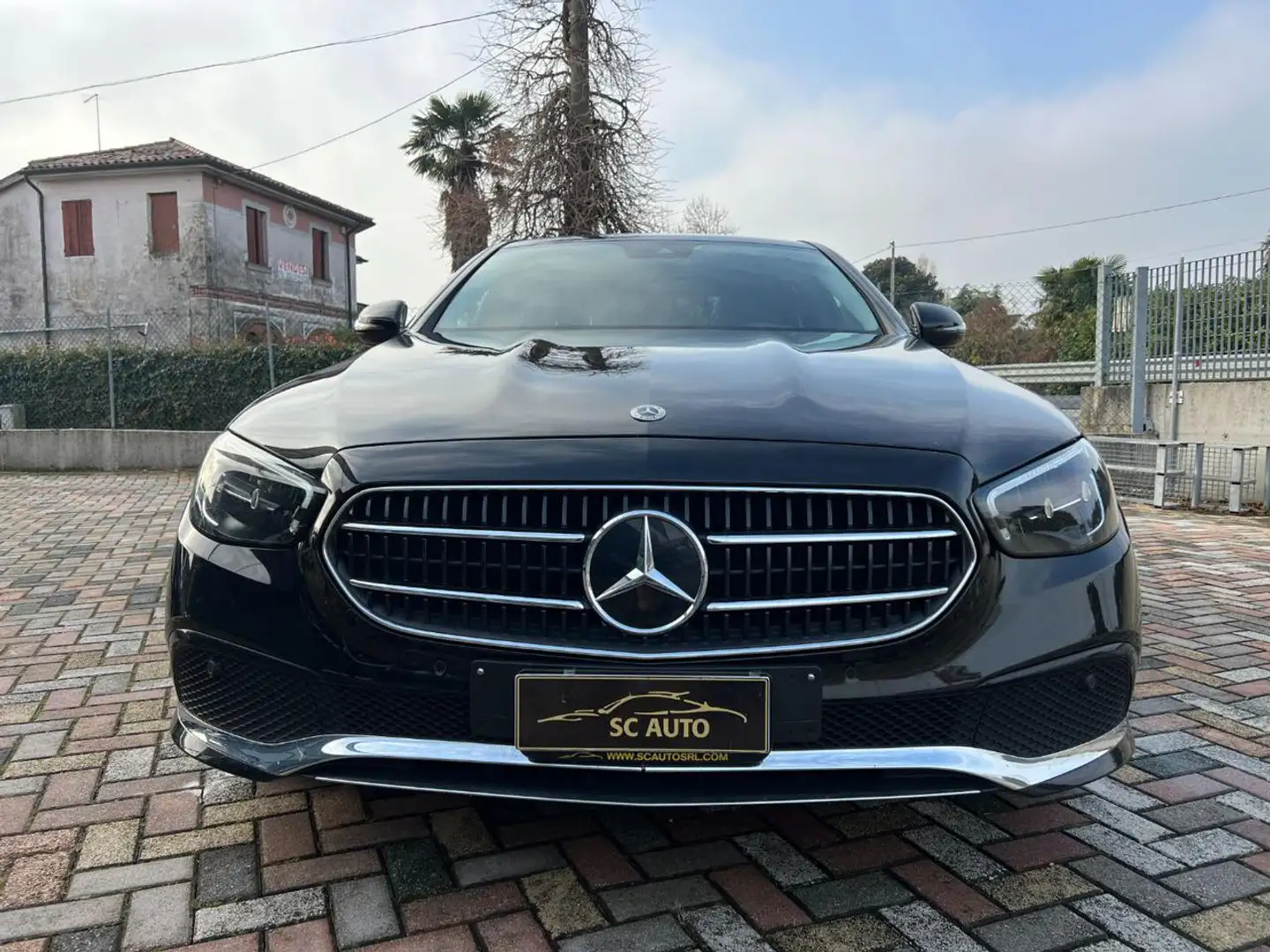 Mercedes-Benz E 220 d Auto  Sport Zwart - 2