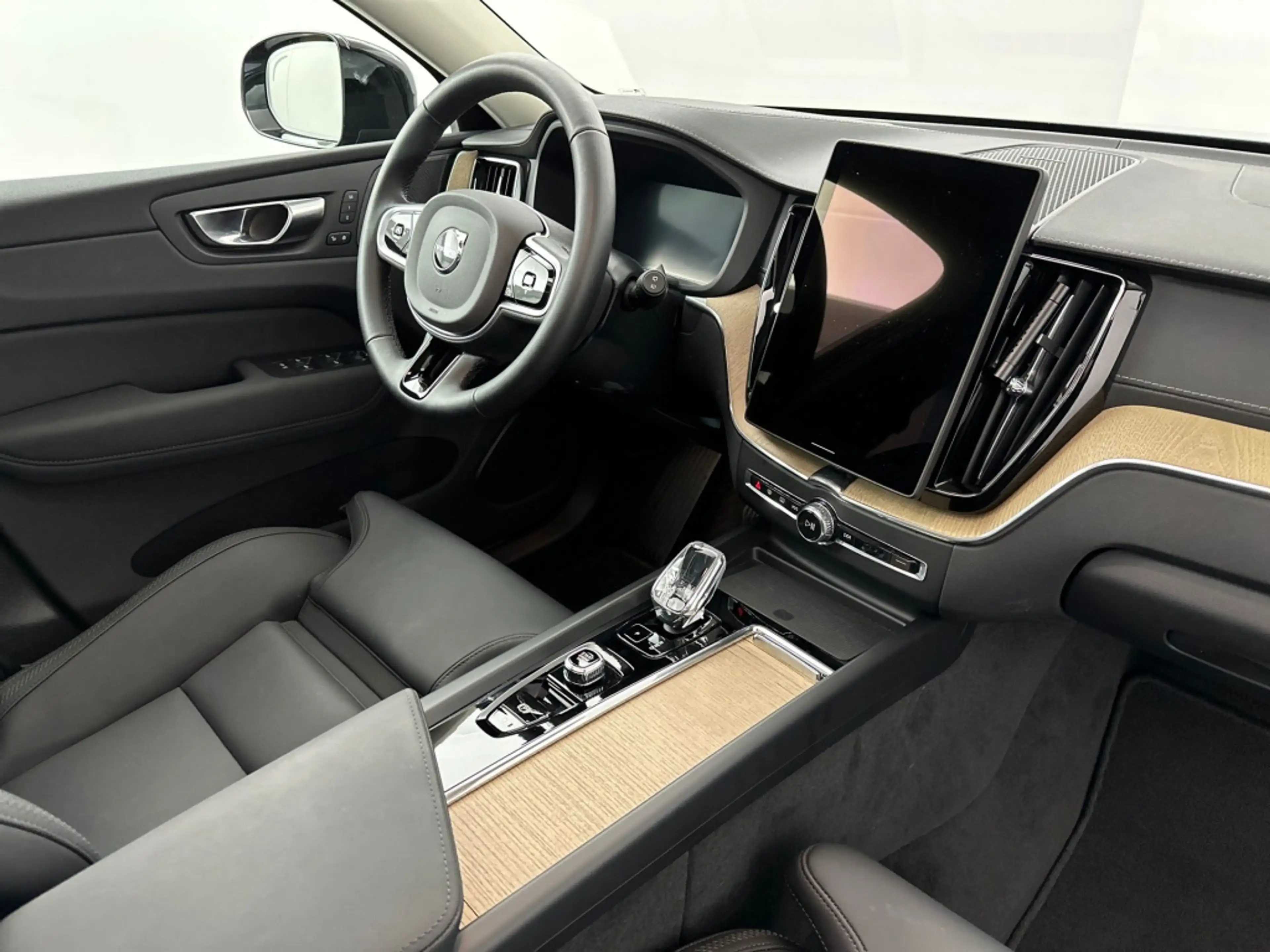 Volvo XC60 T6 398PK Recharge Ultra Dark| Pano| HUD| 360Camera — photo 17