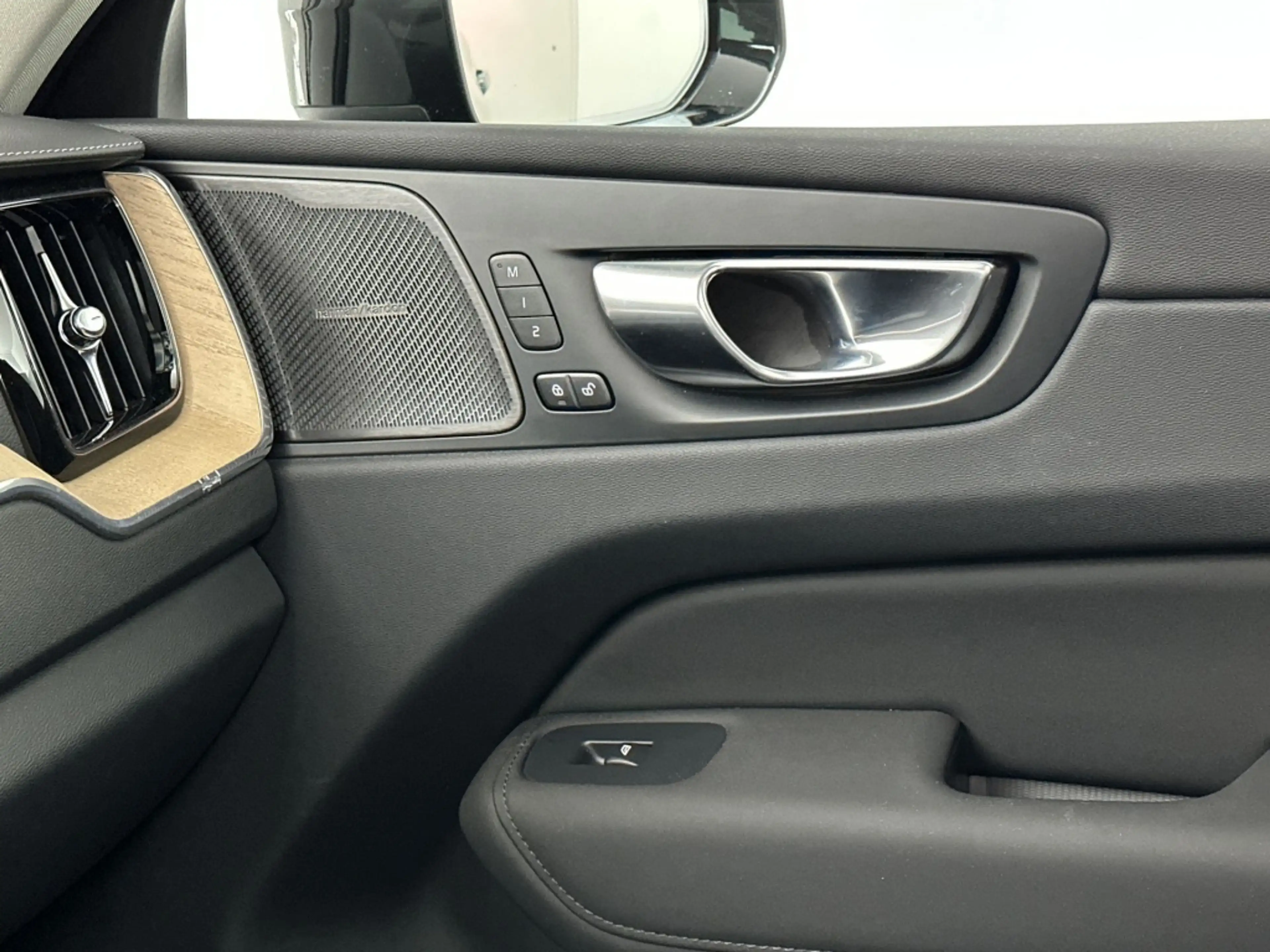 Volvo XC60 T6 398PK Recharge Ultra Dark| Pano| HUD| 360Camera — photo 14